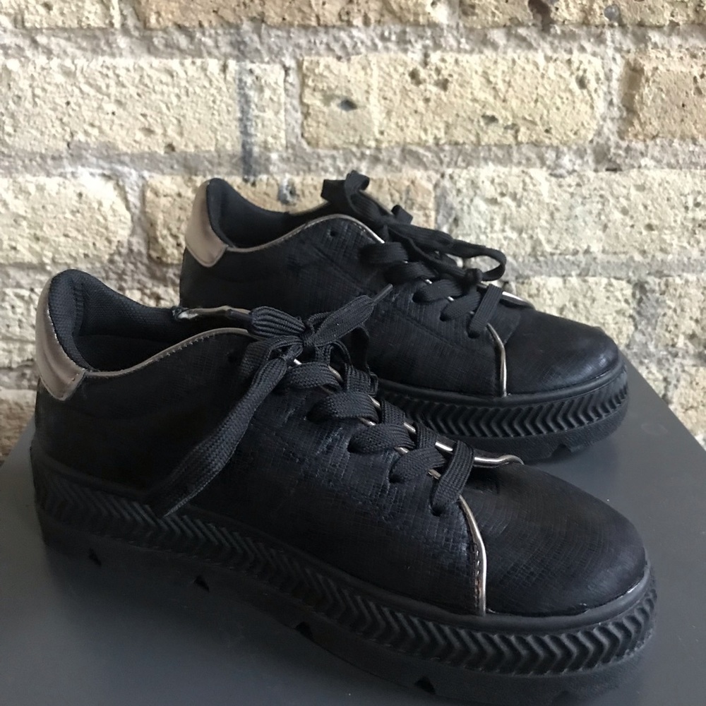Bestelle Black and Gold Sneakers